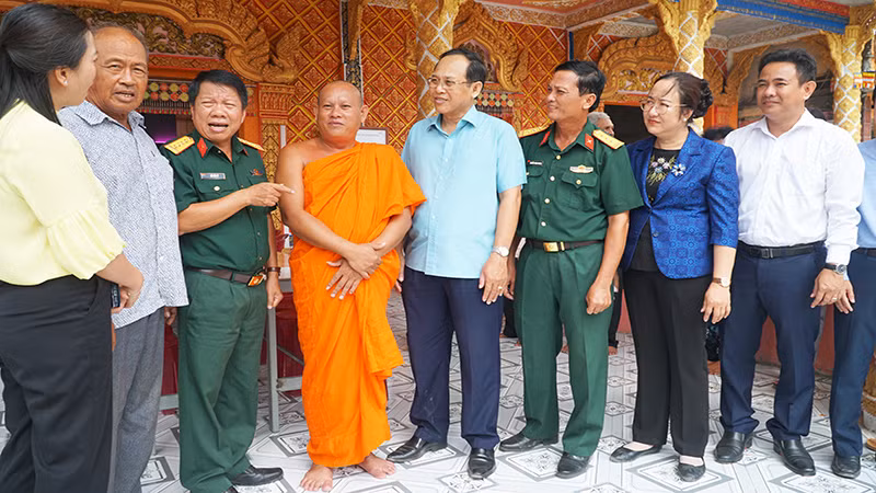 Lãnh đạo tỉnh thường xuyên gặp gỡ, trao đổi với sư sãi và trí thức dân tộc thiểu số, nắm bắt tâm tư nguyện vọng đồng bào.