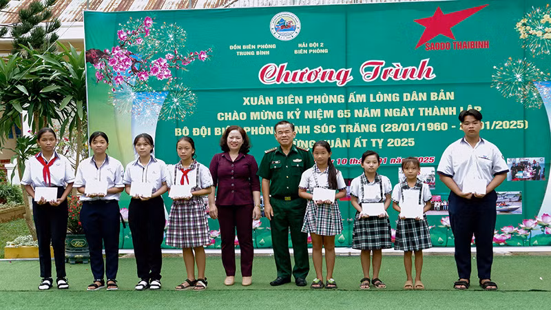 Tặng học bổng cho các em học sinh nghèo trong chương trình “Nâng bước em tới trường” ở huyện Trần Đề.