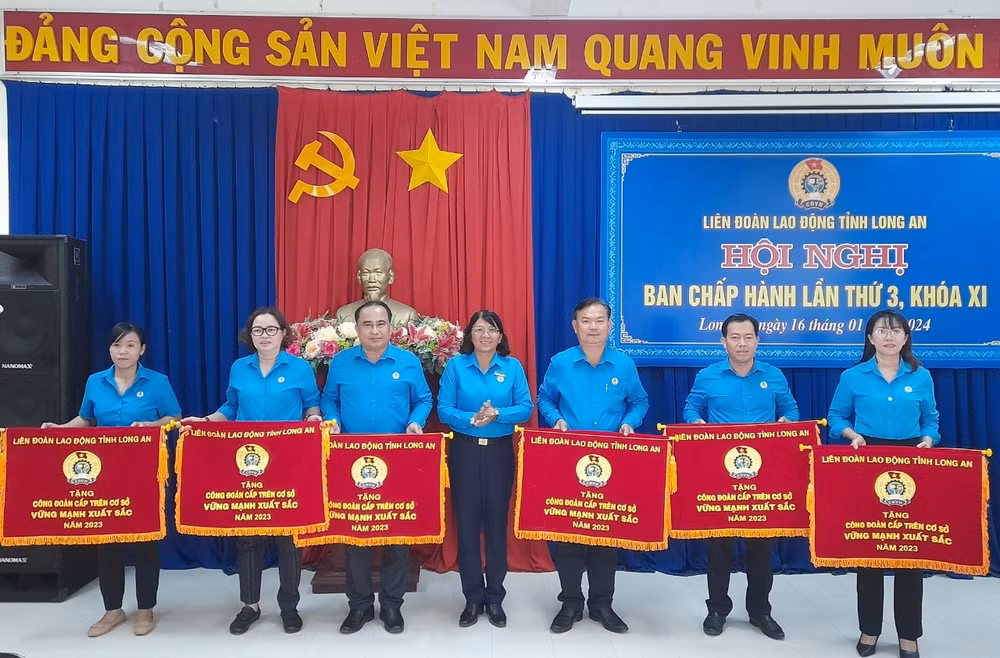 Lãnh đạo Liên đoàn Lao động tỉnh Long An trao cờ thi đua của Liên đoàn Lao động tỉnh cho các tập thể công đoàn cơ sở.