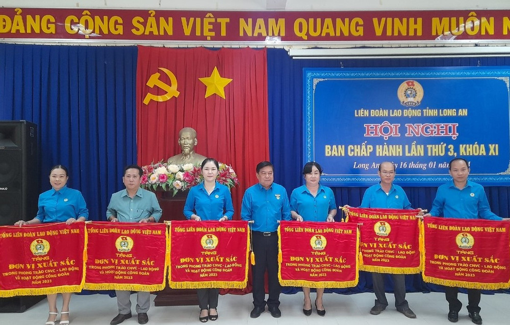 Chủ tịch Liên đoàn Lao động trao Cờ thi đua của Tổng Liên đoàn Lao động Việt Nam cho 6 tập thể công đoàn cơ sở.