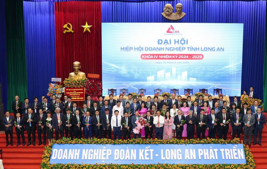 Lãnh đạo tỉnh Long An tặng hoa chúc mừng Ban Chấp hành nhiệm kỳ 2024 - 2029 ra mắt Đại hội. 