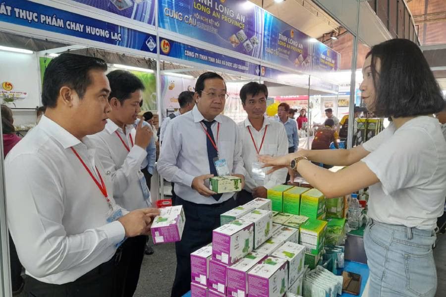 Lãnh đạo tỉnh Long An tham quan gian hàng sản phẩm chủ lực của Long An tham dự Hội nghị cung-cầu giữa Thành phố Hồ Chí Minh với các tỉnh, thành trong cả nước. 