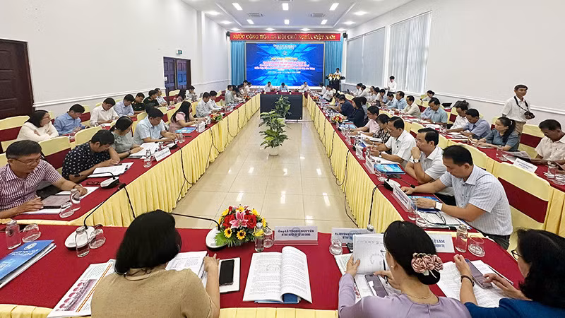 Các đại biểu trình bày tham luận tại hội thảo.