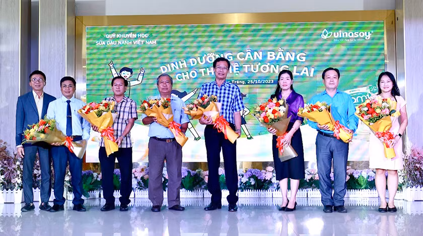 Trao hoa tri ân các thầy, cô giáo trong lễ khởi động chương trình.