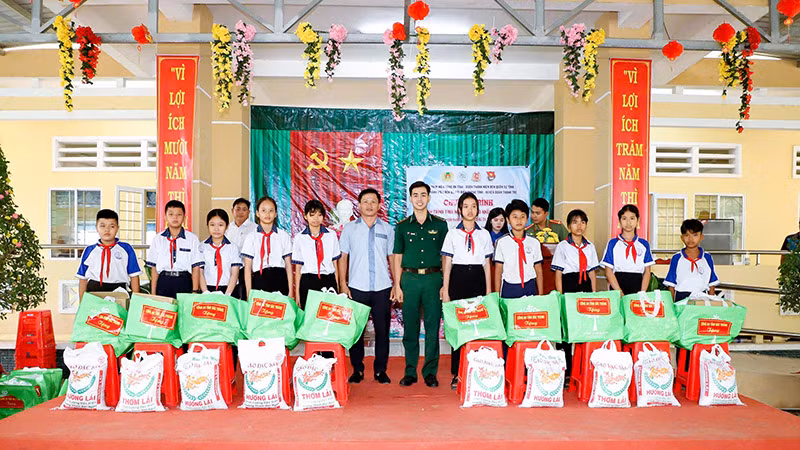 Tặng quà cho các em học sinh trên địa bàn xã Lâm Tân, huyện Thạnh Trị.