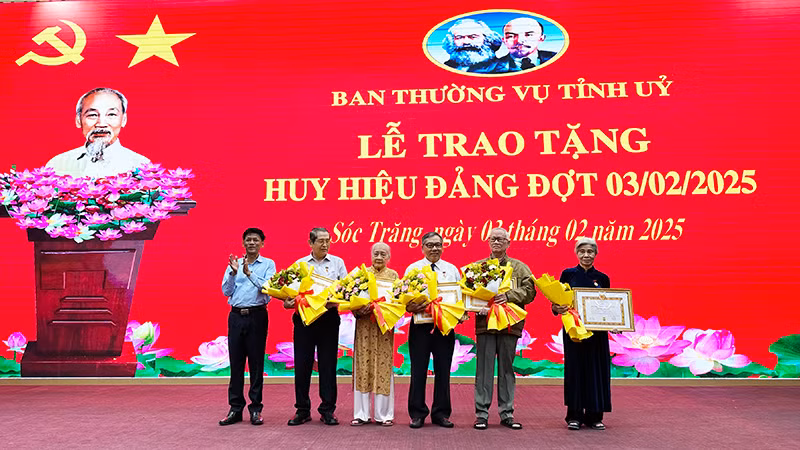 Đồng chí Lâm Văn Mẫn trao Huy hiệu Đảng cho các đảng viên 