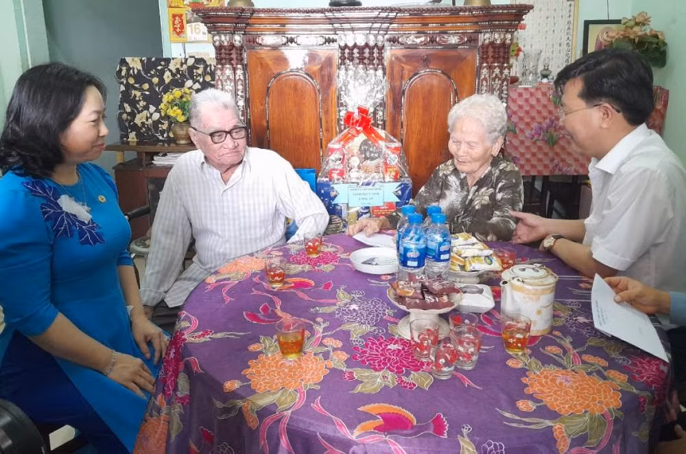 Phó Chủ tịch Tổng Liên đoàn Lao động Việt Nam Thái Thu Xương thăm, tặng quà cho bà Phan Thị Ảnh.