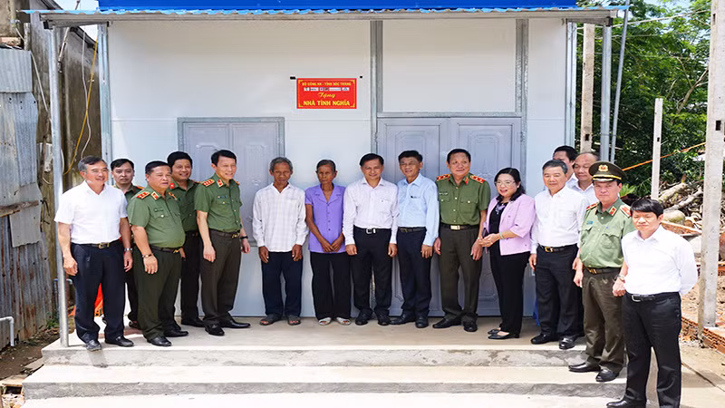 Lãnh đạo tỉnh Sóc Trăng và đại diện Bộ Công an trao nhà đại đoàn kết cho hộ đồng bào dân tộc Khmer khó khăn