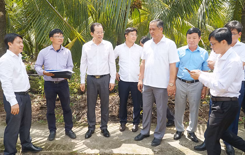 Lãnh đạo địa phương và các đơn vị có liên quan đã đi thực địa giao cọc mốc ở xã An Thạnh Tây, huyện Cù Lao Dung.