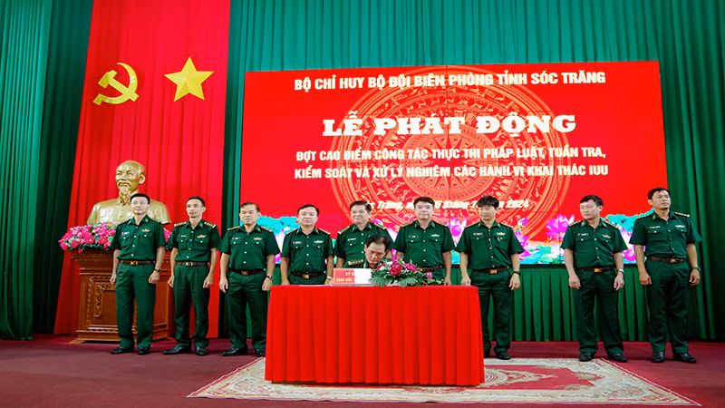 Các đơn vị ký kết giao ước thi đua.