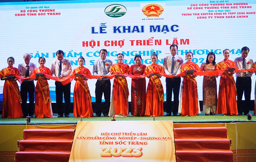 Nghi thức cắt băng khai mạc hội chợ triển lãm.