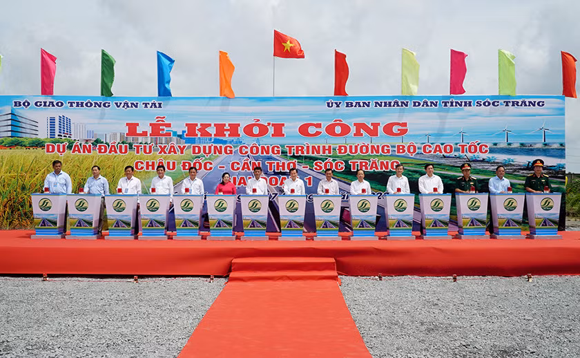 Phó Thủ tướng Lê Minh Khái cùng lãnh đạo các bộ, ngành và địa phương thực hiện nghi thức khởi công.