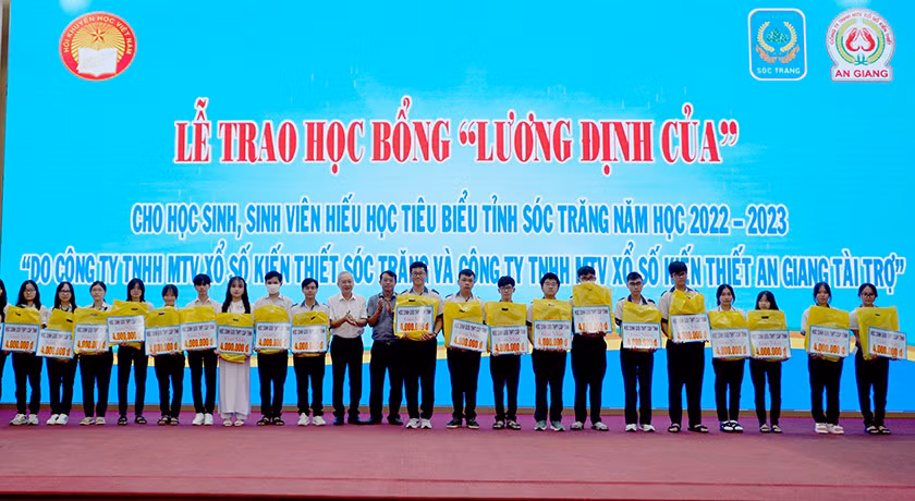 Trao học bổng Lương Định Của cho các học sinh, sinh viên hiếu học của tỉnh Sóc Trăng.