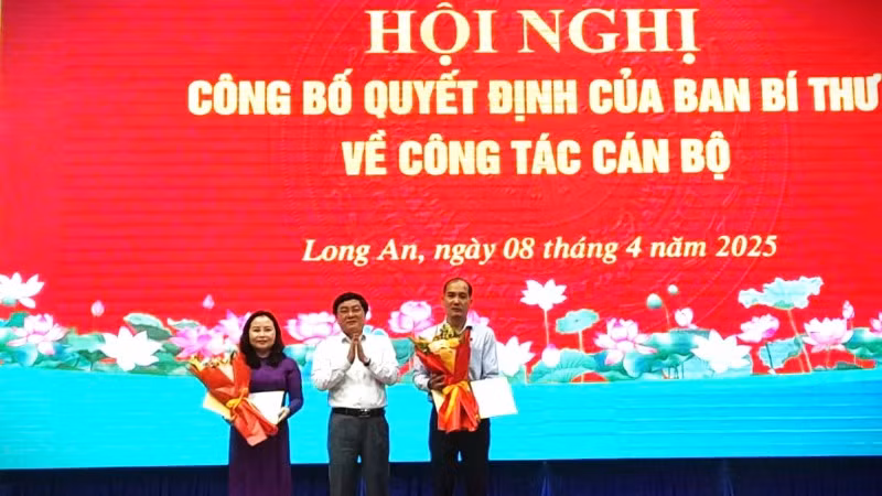 Bí thư Tỉnh ủy Long An Nguyễn Văn Quyết trao Quyết định của Ban Bí thư chuẩn y đồng chí Nguyễn Thị Thu Trinh và Phạm Xuân Bách.