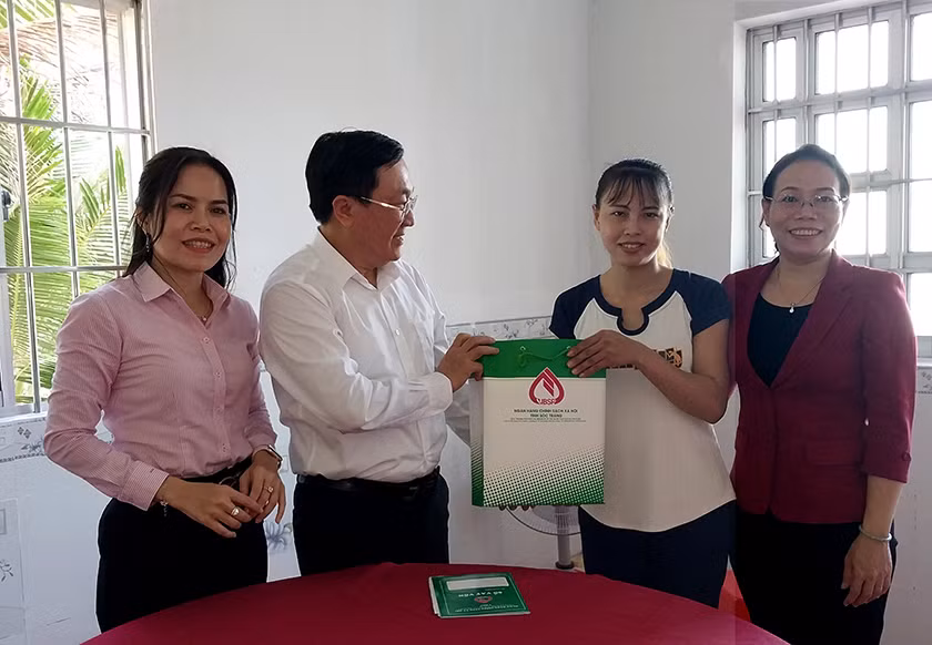 Đồng chí Dương Quyết Thắng tặng quà cho hộ nghèo tại xã Thuận Hưng, huyện Mỹ Tú, tỉnh Sóc Trăng.