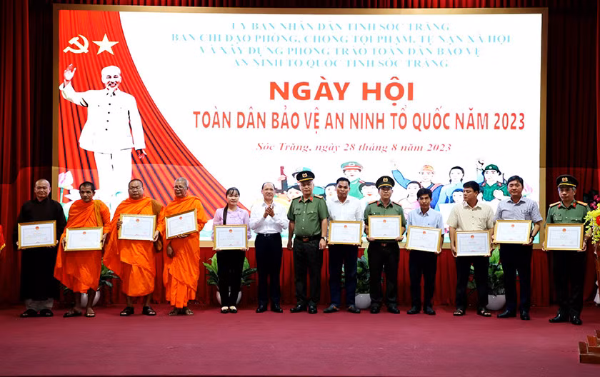 Khen thưởng các mô hình bảo đảm an ninh trật tự tiêu biểu.