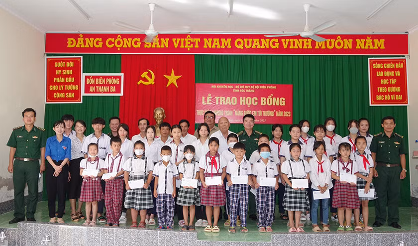 Đại diện lãnh đạo Bộ đội biên phòng tỉnh và Hội khuyến học tỉnh trao học bổng cho các em học sinh.