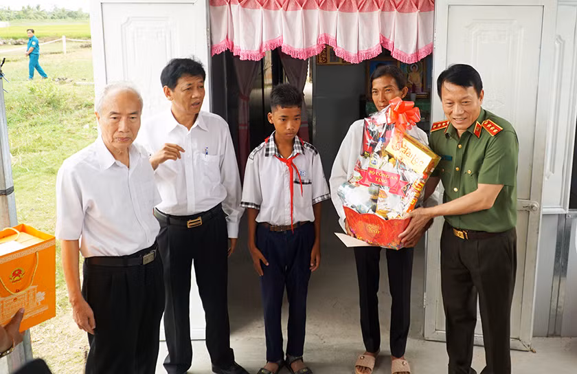 Lãnh đạo Bộ Công an và Tỉnh ủy Sóc Trăng tặng quà hộ đồng bào Khmer nghèo.