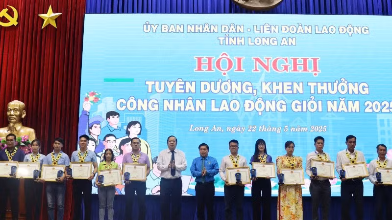 Lãnh đạo tỉnh Long An trao Bằng khen của Chủ tịch Ủy ban nhân dân tỉnh cho công nhân lao động giỏi năm 2024. 