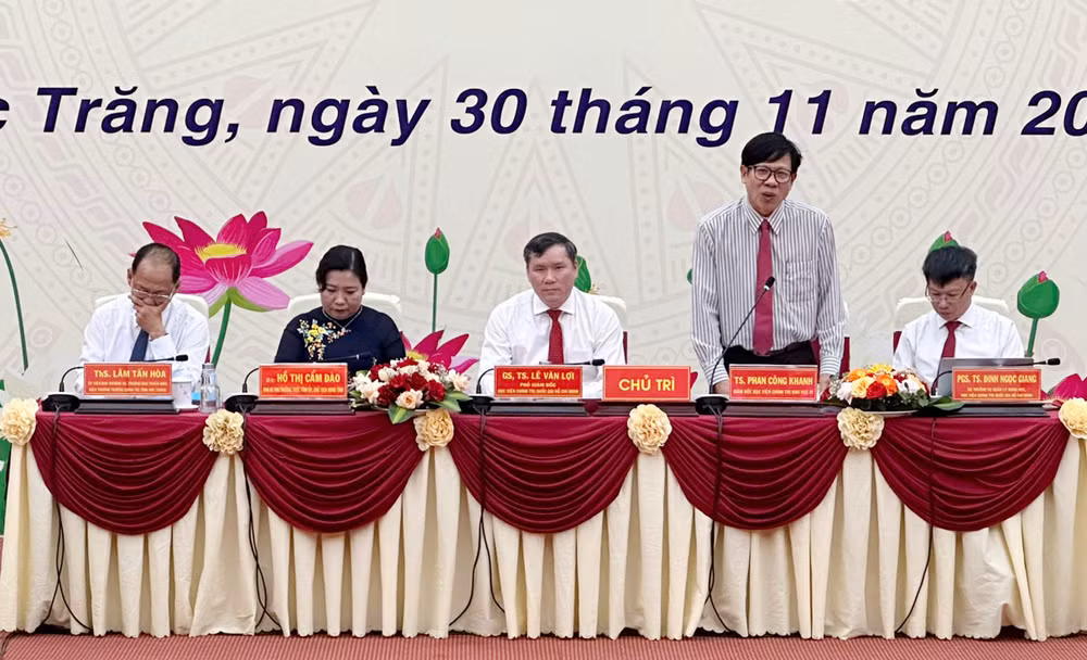 TS Phan Công Khanh, Giám đốc Học viện Chính trị quốc gia khu vực IV phát biểu tại hội thảo.