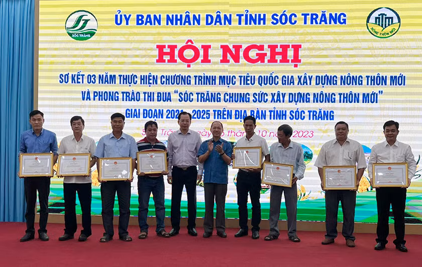 Khen thưởng các tập thể, cá nhân có thành tích xuất sắc trong xây dựng nông thôn mới