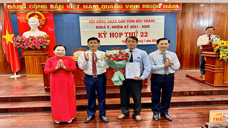 Thừa ủy nhiệm Thủ tướng Chính phủ, Bí thư Tỉnh ủy Sóc Trăng Lâm Văn Mẫn trao quyết định cho đồng chí Nguyễn Văn khởi.