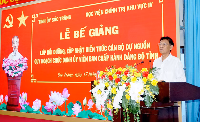 Bí thư Tỉnh ủy Sóc Trăng Lâm Văn Mẫn phát biểu tại lễ bế giảng.