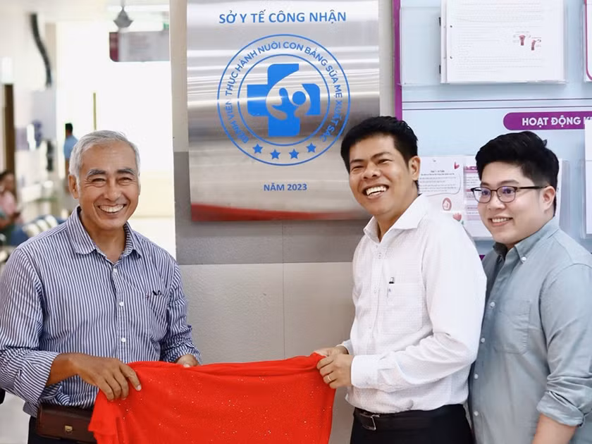 Lãnh đạo Sở Y tế và Bệnh viện Phương Châu Sóc Trăng thực hiện nghi thức công bố danh hiệu Bệnh viện thực hành nuôi con bằng sữa mẹ xuất sắc.