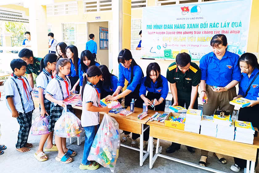 “Gian hàng xanh đổi rác lấy quà” hưởng ứng chống rác thải nhựa