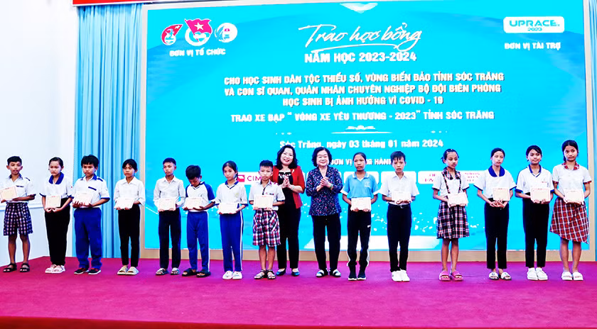 Chủ tịch Quỹ học bổng Vừ A Dính, Chủ nhiệm CLB “Vì Hoàng Sa - Trường Sa thân yêu” Trương Mỹ Hoa và Phó Bí thư Thường trực Tỉnh ủy Sóc Trăng Hồ Thị Cẩm Đào trao học bổng cho các em học sinh.