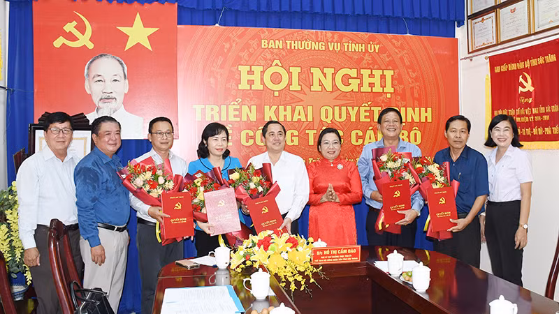 Phó Bí thư Thường trực Tỉnh ủy Sóc Trăng Hồ Thị Cẩm Đào trao quyết định điều động, bổ nhiệm cho các cán bộ.