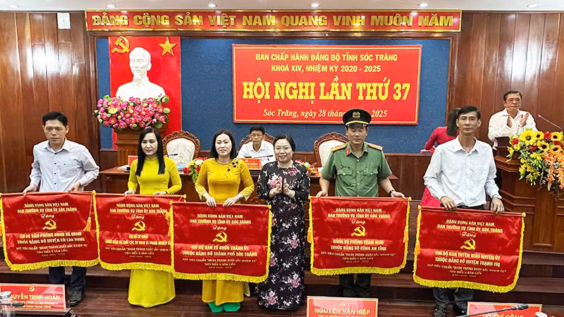 Phó Bí thư Thường trực Tỉnh ủy Sóc Trăng Hồ Thị Cẩm Đào tặng Cờ thi đua cho các đơn vị.