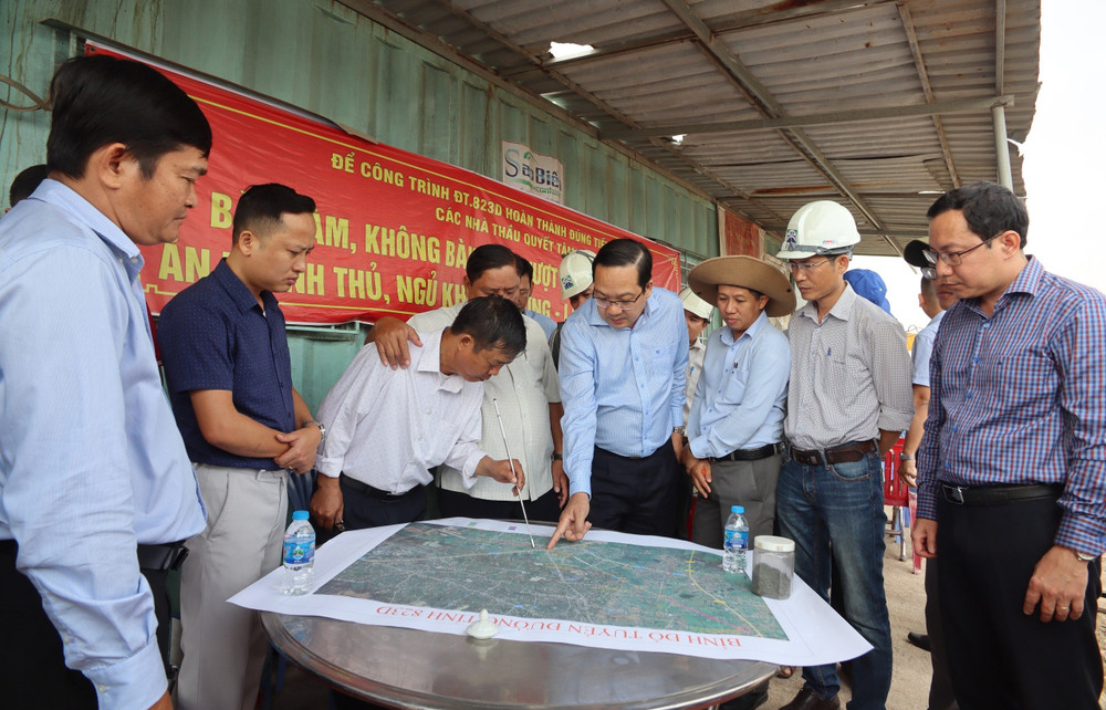 Phó Chủ tịch Ủy ban nhân dân tỉnh Long An Nguyễn Minh Lâm (áo xanh giữa) làm việc tại hiện trường với đơn vị thi công đường tỉnh 823D.
