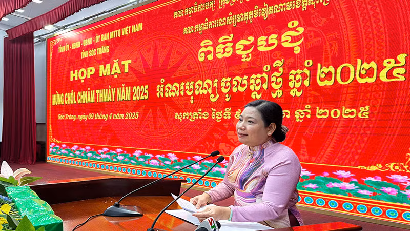 Phó Bí thư Thường trực Tỉnh ủy Sóc Trăng Hồ Thị Cẩm Đào chúc Tết đồng bào Khmer.