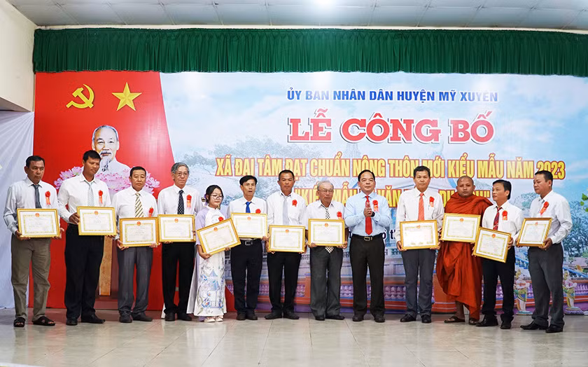 Khen thưởng cho các tập thể và cá nhân có thành tích xuất sắc trong xây dựng xã đạt chuẩn nông thôn mới kiểu mẫu.