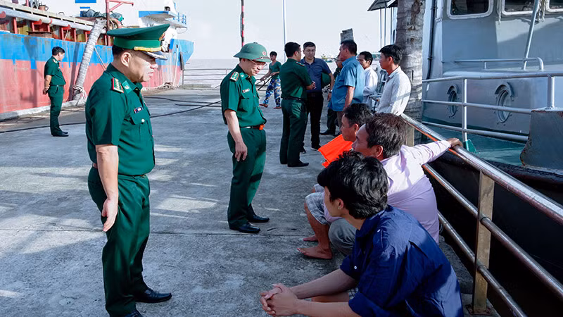 Lãnh đạo Bộ đội Biên phòng Sóc Trăng thăm hỏi động viên các thuyền viên gặp nạn