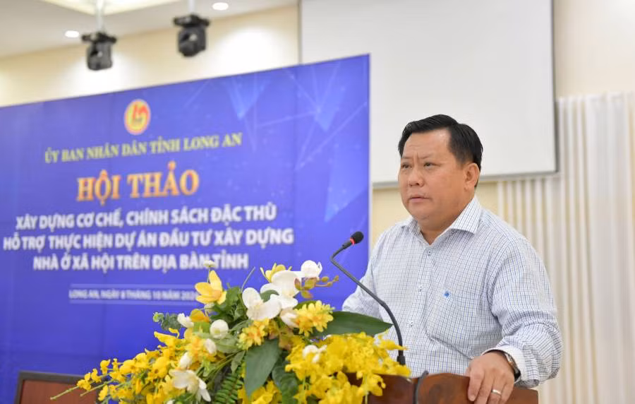 Phó Chủ tịch Ủy ban nhân dân tỉnh Long An Huỳnh Văn Sơn phát biểu tại hội thảo.