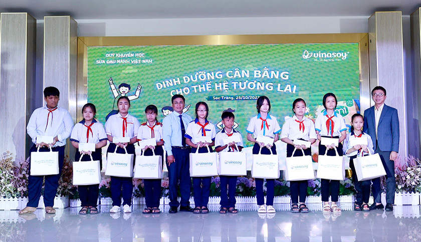 Trao học bổng và quà cho các em học sinh vượt khó, học giỏi của tỉnh Sóc Trăng.