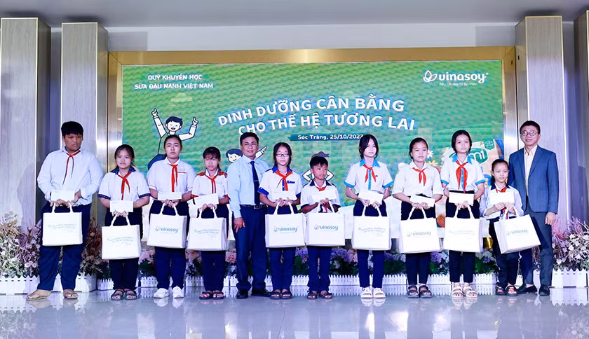 Trao học bổng và quà cho các em học sinh vượt khó, học giỏi của tỉnh Sóc Trăng.