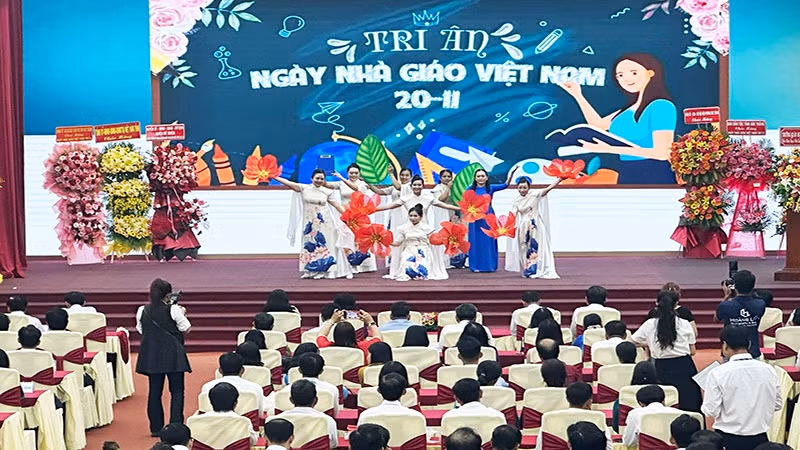 Một tiết mục văn nghệ chào mừng tại buổi họp mặt.