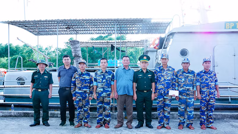 Thưởng nóng cho cán bộ chiến sĩ tàu tuần tra Hải đội 2 Biên phòng Sóc Trăng. 