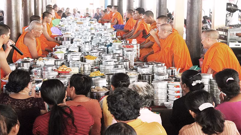 Mọi người mang thức ăn vào chùa để cúng chung.