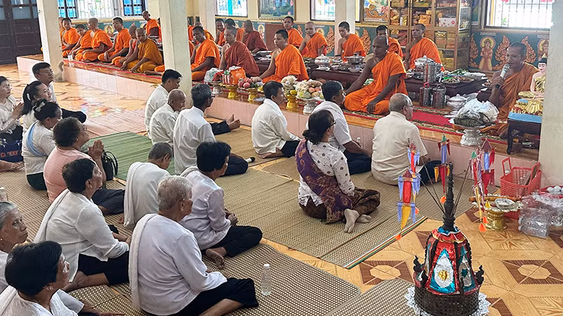 Các vị sư tụng kinh cầu siêu cho người quá cố.