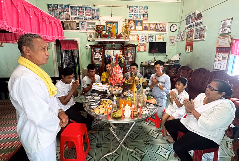 Gia đình ông Lý Bê ấp Tam Thọ, xã Đại Tâm thực hiện nghi thức cúng rước ông bà