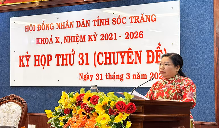 Chủ tịch Hội đồng nhân dân tỉnh Sóc Trăng Hồ Thị Cẩm Đào phát biểu tại kỳ họp.