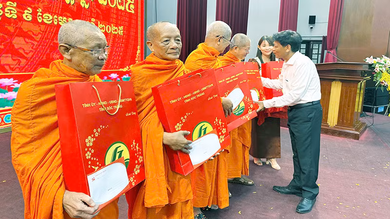 Ủy viên Trung ương Đảng, Bí thư Tỉnh ủy Sóc Trăng Lâm Văn Mẫn tặng quà, chúc Tết các vị hòa thượng.