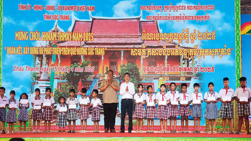 Tặng học bổng cho học sinh Khmer vượt khó học tốt.