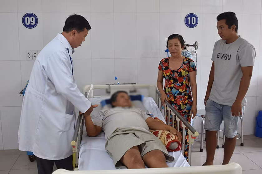 Bệnh nhân M. được các bác sĩ điều trị tích cực đã qua cơn nguy hiểm.