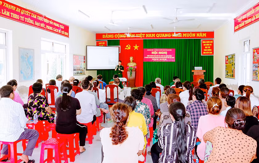 Quang cảnh buổi tuyên truyền tại xã An Thạnh 3, huyện Cù Lao Dung. (Ảnh: Văn Long)