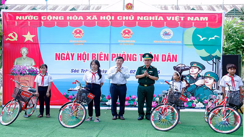 Trao xe đạp tặng các học sinh vượt khó học tốt vùng biên giới biển.
